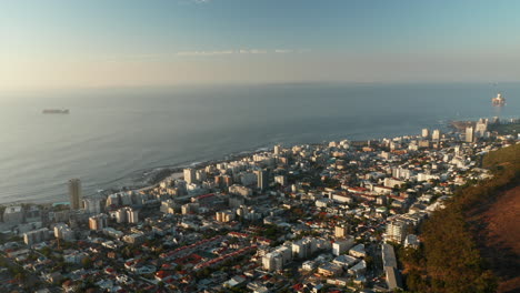 Suburbio-De-Sea-Point-Entre-La-Cabeza-De-León-Y-El-Océano-Atlántico-En-Ciudad-Del-Cabo,-Sudáfrica