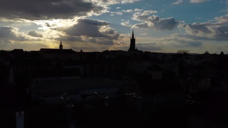 Eine-Luftaufnahme-Einer-Stadt-Caslav-In-Tschechien-Hinterleuchtet-Von-Einem-Sonnenuntergang