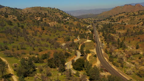 Gewundene-Straßen-Und-Bahngleise-Durchziehen-Im-Frühling-Die-Südkalifornische-Landschaft---Luftbild