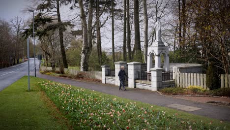 Lady-Walker-Passiert-Denkmal-Für-James-Mitchell---Der-Träger---In-Kemnay-Aberdeenshire