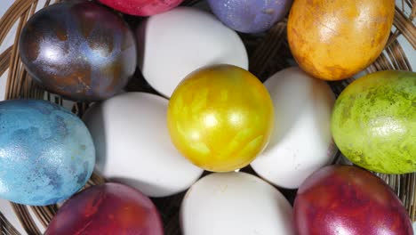 Huevos-De-Colores-Giran-En-Una-Cesta