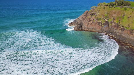 Foamy-Ocean-Waves-Crashing-At-Norries-Cove-Near-The-Rocky-Headland-In-NSW,-Australia