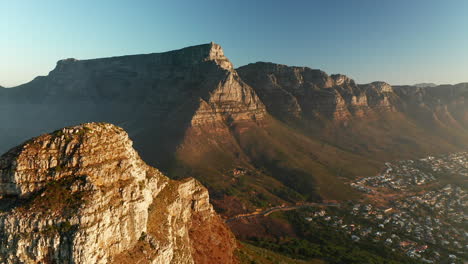 Schöne-Landschaft-Des-Löwenkopfes-Und-Der-Tafelberge-In-Kapstadt,-Südafrika