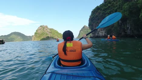Kayak-En-El-Mar-Alrededor-De-La-Bahía-De-Halong-Vietnam