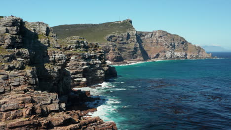 Zerklüftete-Landschaft-Der-Felsigen-Klippe-Am-Ufer-Des-Atlantischen-Ozeans-In-Kapstadt,-Südafrika