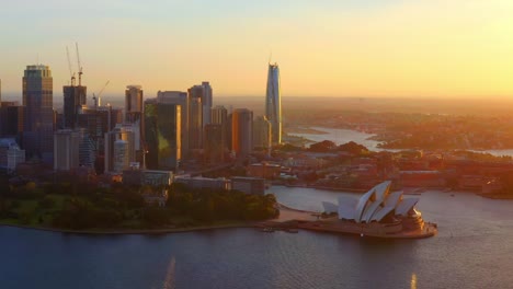 Luftaufnahme-Von-Hochhäusern-In-Sydney-Cbd---Opernhaus-Von-Sydney-Zur-Goldenen-Stunde-In-Australien