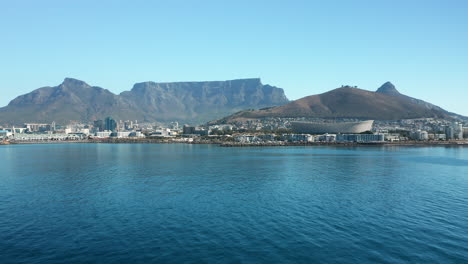 Wunderschöne-Kulisse-Der-Küstenstadt-Kapstadt-Mit-Blick-Auf-Tafelberg-Und-Signal-Hill-In-Südafrika