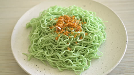green-jade-noodle-with-garlic-on-plate