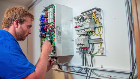 Electricista-Profesional-Instala-Cables-Eléctricos-Que-Se-Conectan-Con-Paneles-Solares-De-Techo