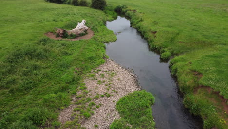 Eine-Luftaufnahme-Des-Kleinen-Flusspfeils,-Der-Durch-Die-Grünen-Felder-Von-Warwickshire,-England-Läuft