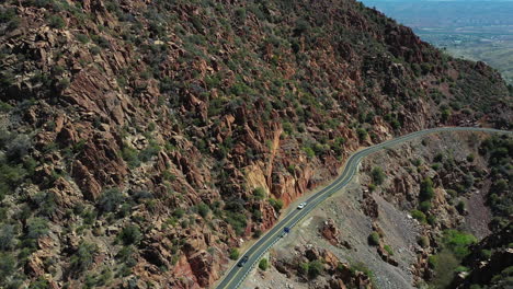 Luftaufnahme-Des-Autobahnverkehrs-Auf-Einem-Hügel-In-Der-Wüste-Von-Arizona-In-Der-Nähe-Von-Jerome-Town