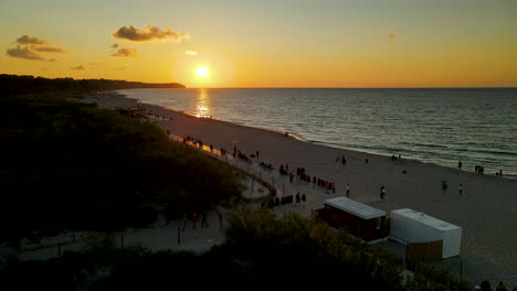 Dramatischer-Sonnenuntergang-über-Ruhigem-Meer-Vom-Strand-Plaza-Wladyslawowo-In-Polen
