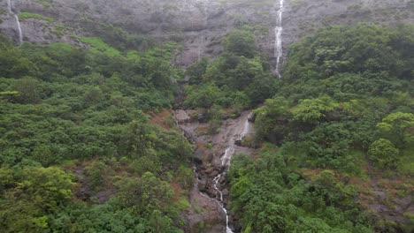 Bhushi-Dam-Lonavla-Drohne-Geschossen-Wasserfall-Nebel-Im-Regen-Regenzeit-Drohne-Zurückziehen