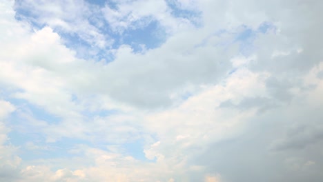 Langsam-Schwebende-Und-Sich-Verwandelnde-Kumuluswolken-In-Verschiedene-Richtungen-Vor-Blauem-Himmel