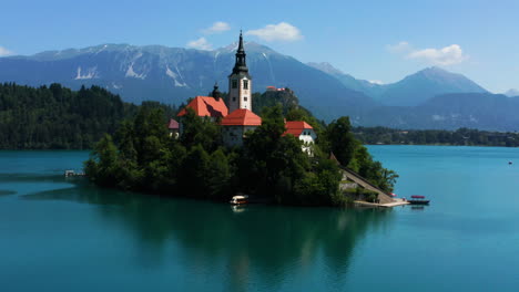 Wallfahrtskirche-Mariä-Himmelfahrt-Mit-Berühmter-Treppe-Auf-Einer-Insel-Im-Bleder-See,-Slowenien