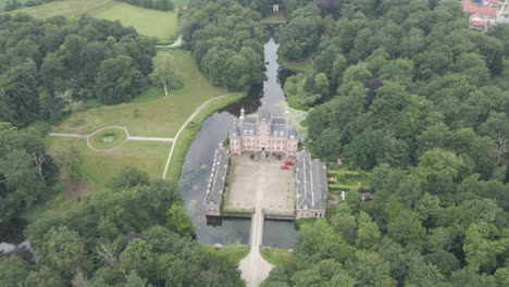 Luftaufnahme-Des-Schönen-Klassischen-Schlosses-Mit-Grünem-Garten