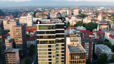 Moderne-Wolkenkratzer-Im-Mittelalterlichen-Stadtbild-Von-Ljubljana-Bei-Tagesanbruch-In-Slowenien