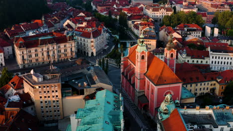 Vista-De-Pájaro-De-La-Iglesia-Franciscana-De-Color-Rosa-En-La-Plaza-Preseren-En-Ljubljana,-Eslovenia