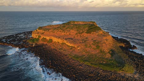 Sunlight-Illuminating-At-The-Rocky-Landscape-Of-Cook-Island-During-Sundown-In-NSW,-Australia