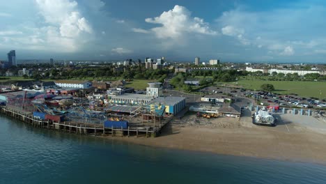 Blick-Auf-Den-Vergnügungspark-Clarence-Pier-Neben-Dem-Hovercraft-Terminal-In-Southsea,-Portsmouth,-Großbritannien