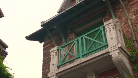 Wunderschöner-Grüner-Vintage-Balkon-In-Der-Mittelalterlichen-Montsouris-Straße,-Paris
