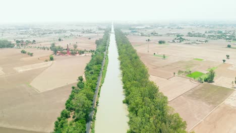 Eine-Schmale-Straße-Neben-Dem-Fluss-In-Punjab