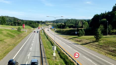 Toma-Estática-De-Una-Carretera-En-Noruega-Con-Autos-Conduciendo-En-Un-Día-Soleado
