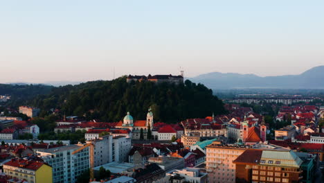 Panorama-Of-The-Ljubljana-Castle-At-The-Hill-At-The-Landscape-In-Downtown-Ljubljana,-Slovenia