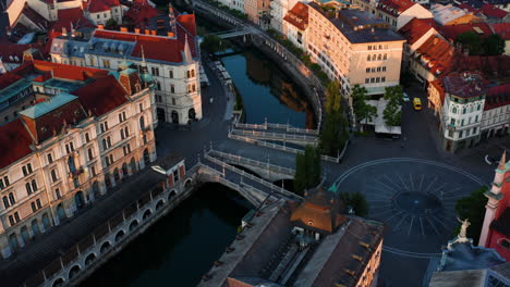 Puentes-Tromostovje-Sobre-El-Río-Ljubljanica-Y-La-Plaza-Preseren-En-Ljubljana,-Eslovenia