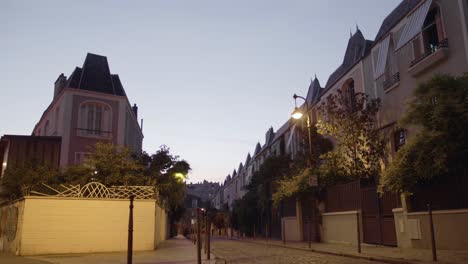 Vista-De-Urbanizaciones-En-La-Calle-Dieulafoy-Al-Anochecer,-En-El-Barrio-De-Butte-aux-cailles-En-El-Distrito-13-De-París-En-Francia