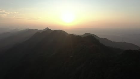 Luftdrohnenansicht-Des-Spektakulären-Goldenen-Sonnenuntergangs-Hinter-Der-Bergsilhouette-über-Der-Decke