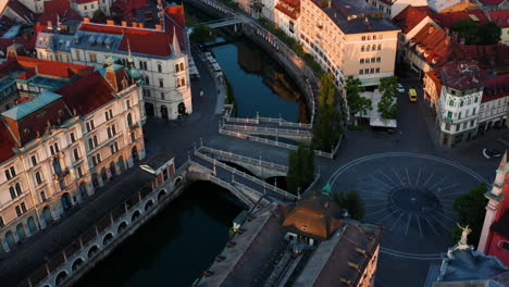 Puentes-Históricos-Tromostovje-Hacia-La-Plaza-Preseren-En-El-Centro-De-Ljubljana,-Eslovenia