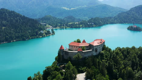 Luftaufnahme-Der-Burg-Von-Bled-Mit-Blick-Auf-Den-Bleder-See-Mit-Der-Insel-Bled-In-Slowenien