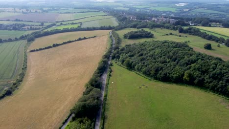 Glatte-4k-Aufnahmen-Von-Drohnen,-Die-über-Eine-Wunderschöne-Landschaftliche-Landstraße-In-Großbritannien-Fliegen