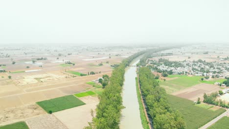 Gebogener-Fluss-In-Der-Nähe-Der-Felder-In-Der-Provinz-Punjab