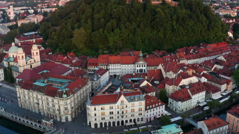 Vista-Escénica-De-La-Puesta-De-Sol-De-La-Magnífica-Arquitectura-Antigua-En-Ljubljana-En-Eslovenia---Toma-Aérea