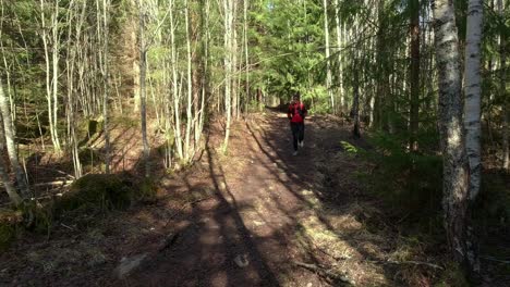 Mujer-Trailrunner-Corriendo-Por-Un-Sendero-Forestal