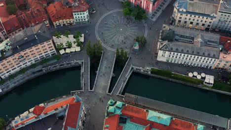 Top-View-Of-The-Triple-Bridge-Towards-The-Pink-Franciscan-Church-At-Preseren-Square-In-Ljubljana,-Slovenia