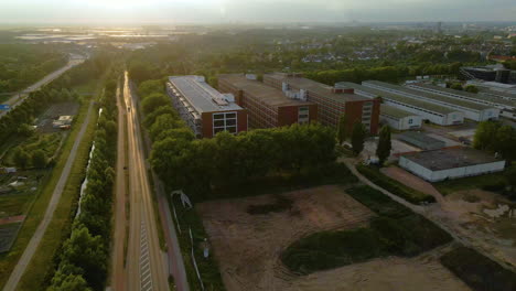 Edificios-Industriales-En-Un-Parque-Empresarial-En-Bremen,-Alemania-En-Una-Mañana-Soleada