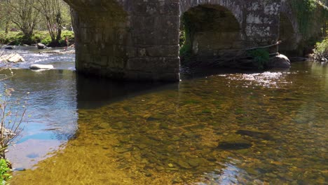Old-roman-bridge-in-the-England-country-side,-Devon,-old-bridge-in-the-national-park-in-Dartmoor-,-4K-30fps