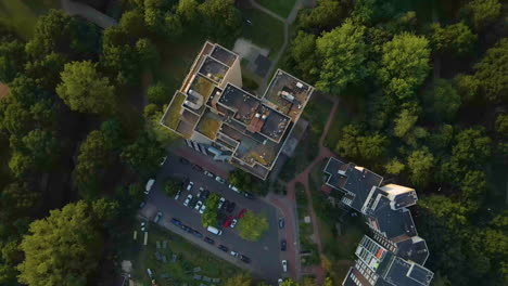 Vista-De-Pájaro-De-Modernos-Edificios-Residenciales-Con-Exuberantes-árboles-Verdes-En-Bremen,-Alemania---órbita-Aérea