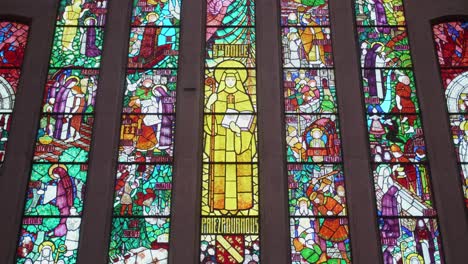Bunte-Buntglasfenster-Innenraum-Der-Kirche-Sainte-Odile-In-Paris,-Frankreich