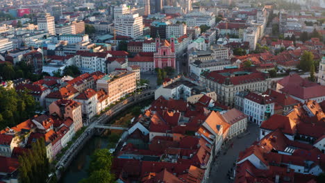 Schöne-Mischung-Aus-Alter-Und-Neuer-Architektur-In-Der-Stadt-Ljubljana-In-Slowenien-Bei-Sonnenaufgang---Schwenkende-Luftaufnahme