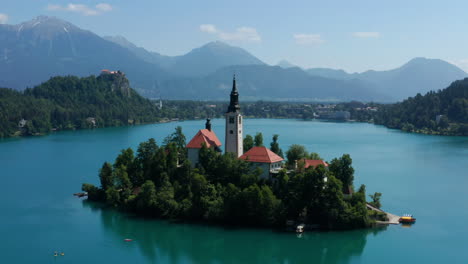 Luftaufnahme-Der-Insel-Bled-Mit-Ruhigem-Blauem-Wasser-Des-Sees-In-Der-Nähe-Von-Bled-In-Slowenien
