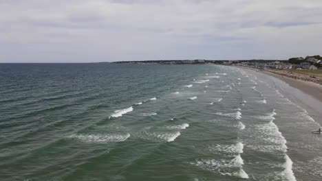 Ocean-Waves-Coming-Into-The-Sandy-Shore-Of-Nantasket-Beach-In-Hull,-Massachusetts,-USA