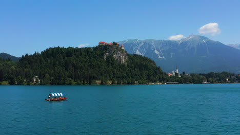 Barquero-Remando-En-Un-Tradicional-Barco-Pletna-Con-Turistas-En-El-Lago-Bled---Crucero-En-Barco-A-La-Isla-De-Bled-En-Eslovenia