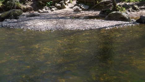 Süßwasser,-Das-Den-Fluss-Teign-Im-Nationalpark-Dartmoor-Hinunterfließt
