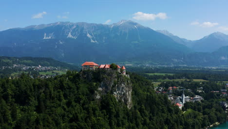 Clifftop-Castle-Museum-Of-Bled-Overlooking-The-Julian-Alps-In-Slovenia