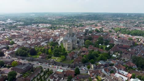 Drone-De-La-Catedral-De-Canterbury-4k-Moviéndose-Hacia-Atrás