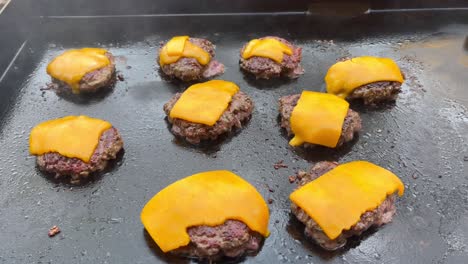 Cheeseburger,-Die-Auf-Heißem-Grill-Kochen